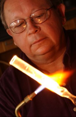 a picture of Joe Walas working glass